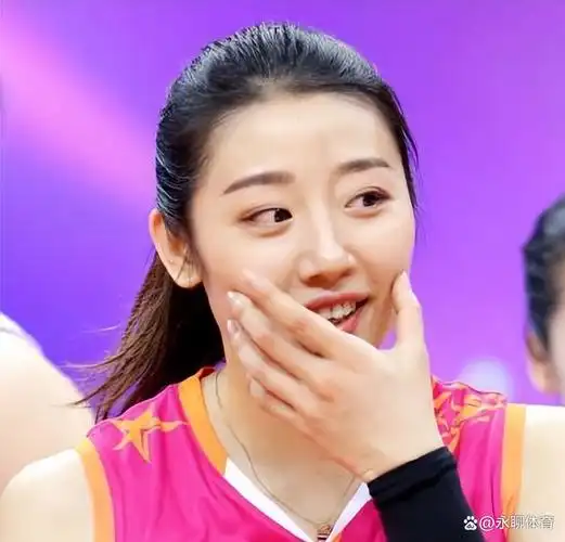 "女排最美二传"姚迪出国打球,与朱婷"结伴":世界第一二传