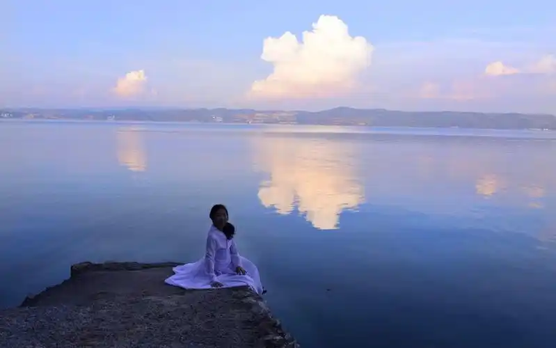 公园湖边散步的长发清纯少女桌面壁纸下载