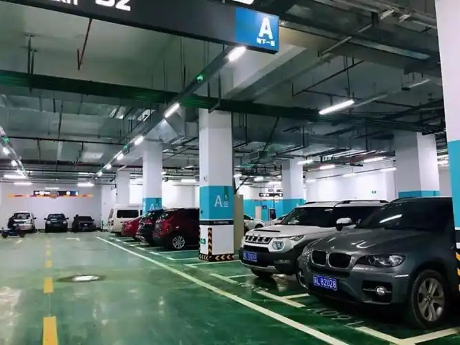 首先,我们先来说说吾悦广场的地下停车场,这个停车场共有两层,可容纳