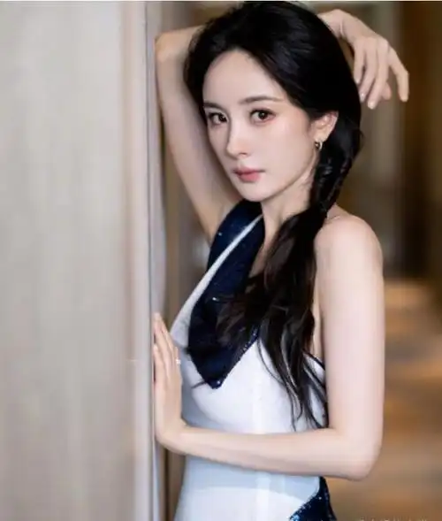 杨幂泳装照曝出大号雪白双乳犹如艺术品展露无遗不愧是大幂幂