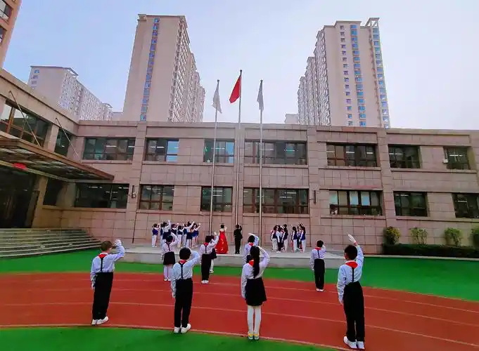 八一小学晋阳校区"阳光心理,健康成长"主题升旗仪式