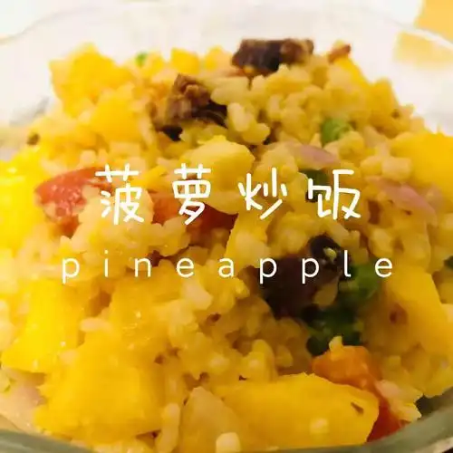 鸡蛋液,玉米粒,豌豆,洋葱丁,胡萝卜丁,腊肠丁……(喜欢吃什么加什么)