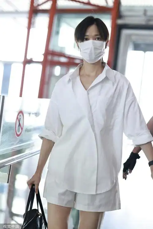 机场时尚秀#@李宇春20240606北京首都机场生图,今天是纯白风穿搭哎