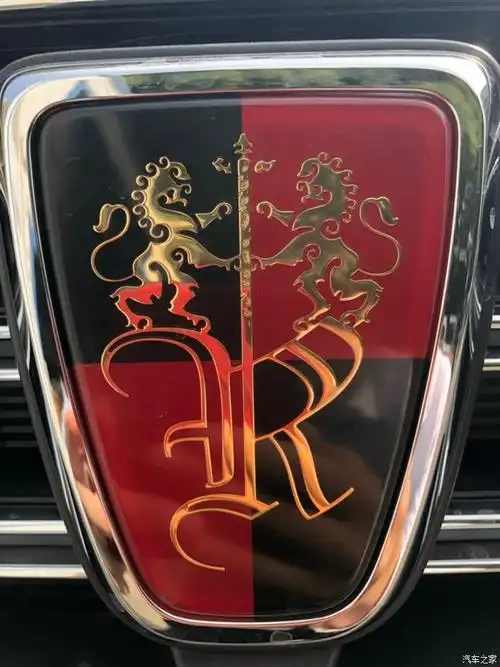 超喜欢这个车标的 两个霸气的金狮子 红黑相间显得十分尊贵