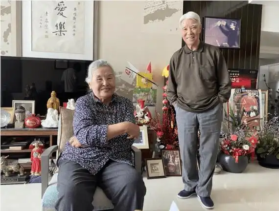 4月15日,郑小瑛(左)和老伴刘恩禹在家里.