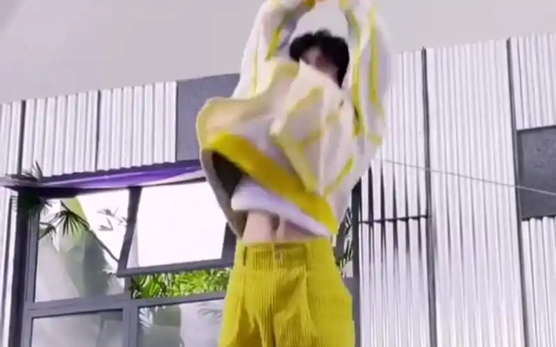 【宋亚轩/时代少年团】"救命啊啊啊看到宝贝腹肌了"