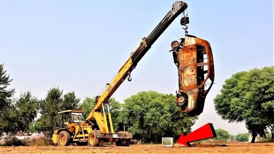 用报废汽车吊起来砸电视机会出现什么样的场景结果大家都笑了