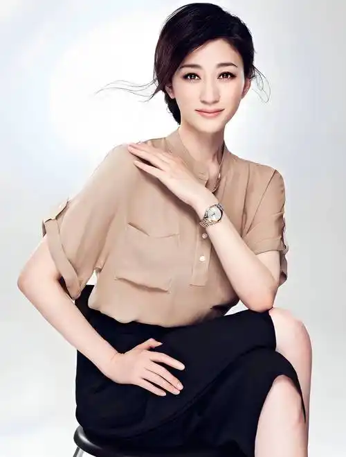 47岁李小冉,凹凸身材太火辣!难怪网友直呼"这身材太撩人了"!