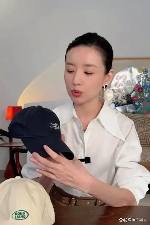 尴尬董洁直播卖瑜伽裤身材尽显苗条却穿反网友说像大头娃娃