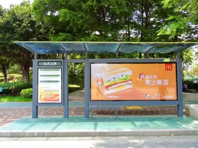 低成本强记忆公交候车亭投放广告的秘密钥匙