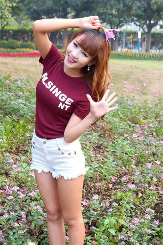 美女在公园一个人玩自拍