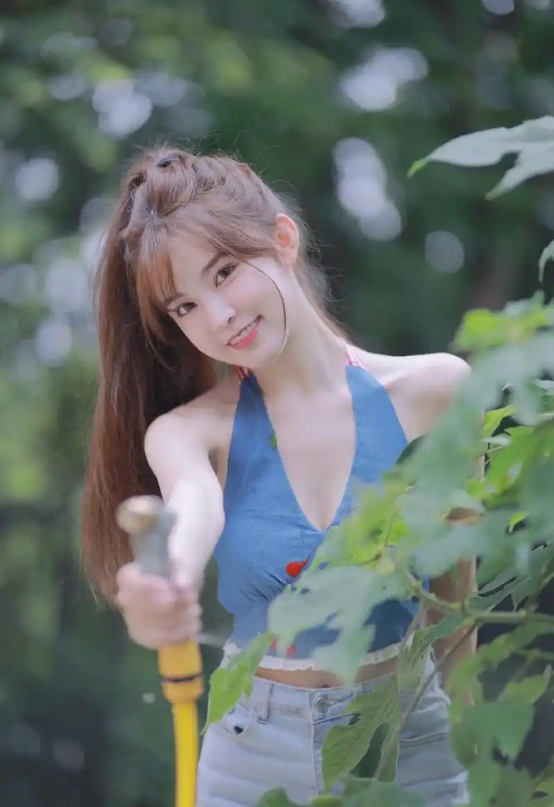 户外玩水枪的俏皮可爱美女清纯阳光摄影写真