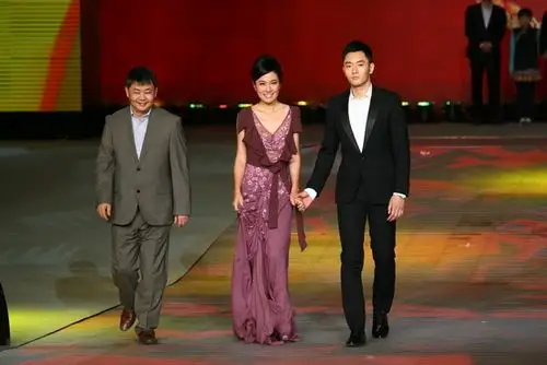 叶璇李东学牵手走红毯