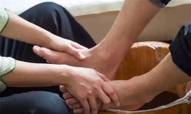 农村俗话:"寿命长不长,低头看看脚",能从脚看出人的寿命吗?