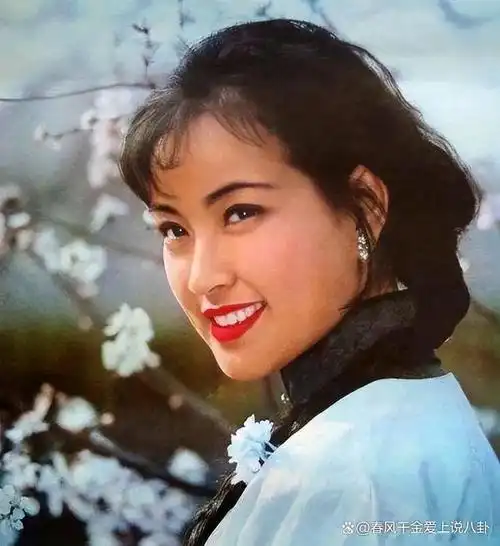 刘晓庆1955年出生于四川,早年曾与母亲和继父组成幸福的三口之家.