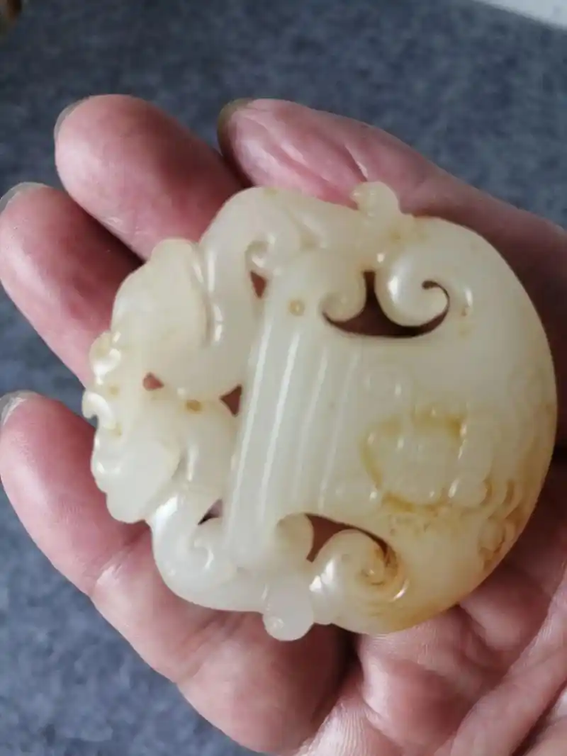 禾田羊子白双龙斧头古玉佩.##器物之美 - 抖音