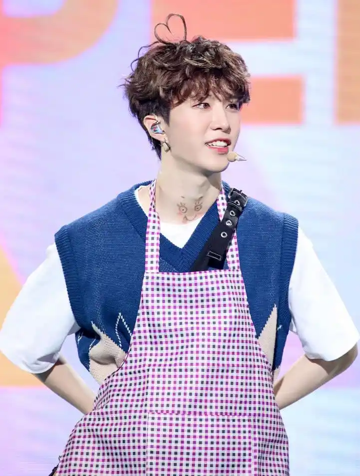 现在男星爱心刘海都out了,范丞丞爱心"头发",反差萌十足!