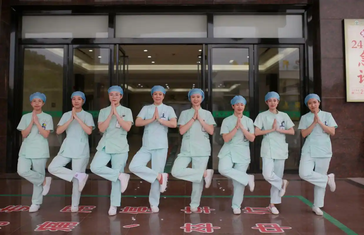 急诊护士集体照也可以这样拍～ 5.12护士节快乐呀