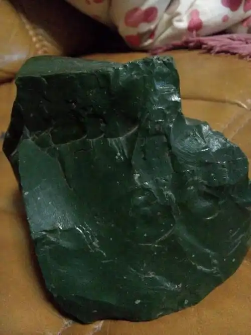 亲们,绿石头一块可知何物,望指教