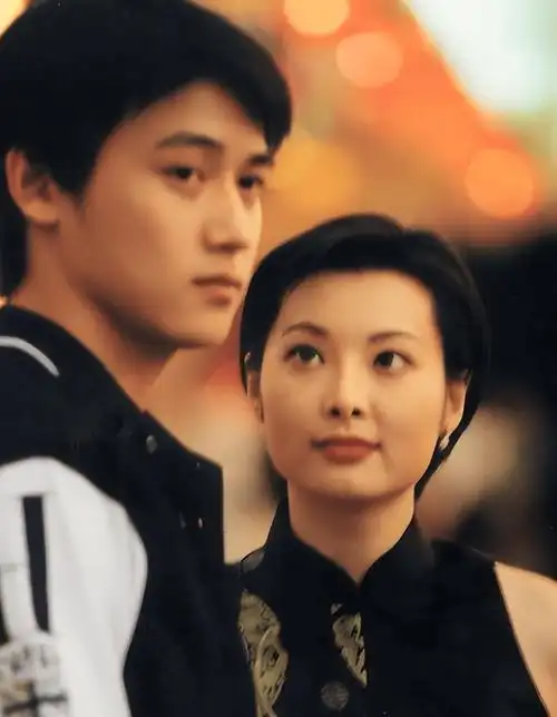 原创在小区拍到陆毅夫妻他穿西装成五短身材鲍蕾素颜就是中年大婶