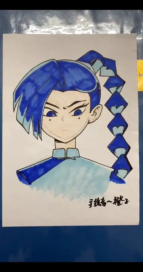 美术老师查看我们最近画的梅花十三