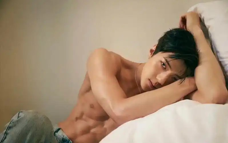 吴世勋上身身材(29岁韩星吴世勋八块腹肌)