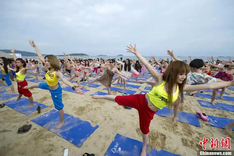 三亚激情上演千人比基尼派对
