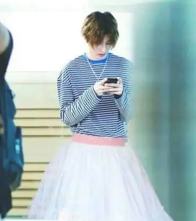 蔡徐坤公开穿裙子了女装娘出新天际ikun这叫时尚