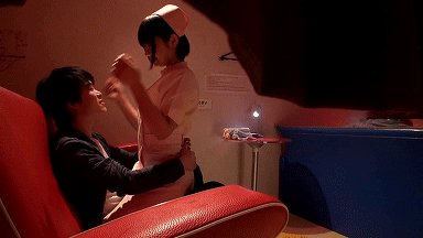 搞笑gif图片:早上起来慵懒的妹子 我看醉了