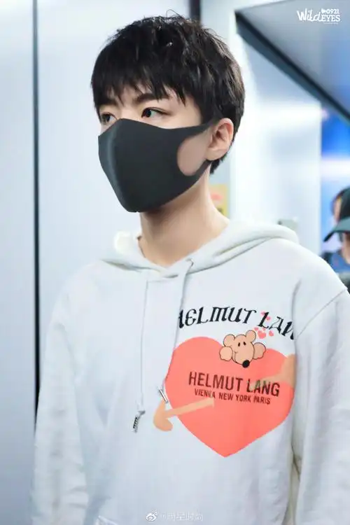 王俊凯现身上海机场,白色爱心卫衣搭配牛仔裤|上海机场|王俊凯|卫衣