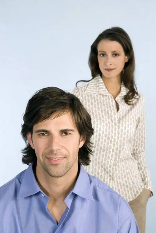 西方人,两个人,伙伴,朋友,商务人士,商务男性,商务女性,站,笑,微笑,竖