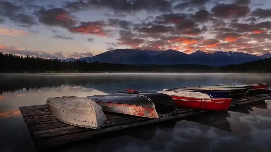 首页 旅游与世界 湖,船,日落,山,云 壁纸 下载 1366x768 湖,船,日落