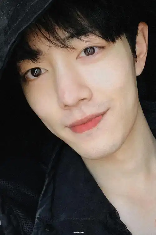 肖战超话再一次冬日男友自拍91@x玖少年团肖战daytoy#肖战盛阳#/#肖