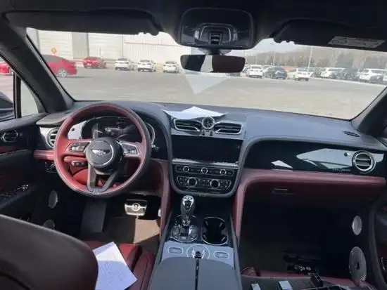 2022款宾利添越真皮方向盘不仅具有无与伦比的手感,而且功能强大.