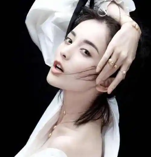 在剧中这种美手的截图和剧照更是一抓一大把,看这白皙修长的手指余