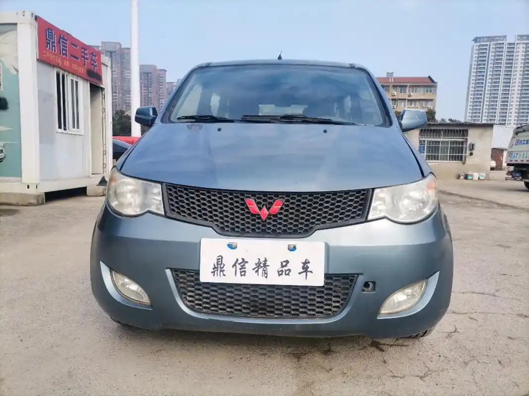 五菱宏光七座千元车到店.