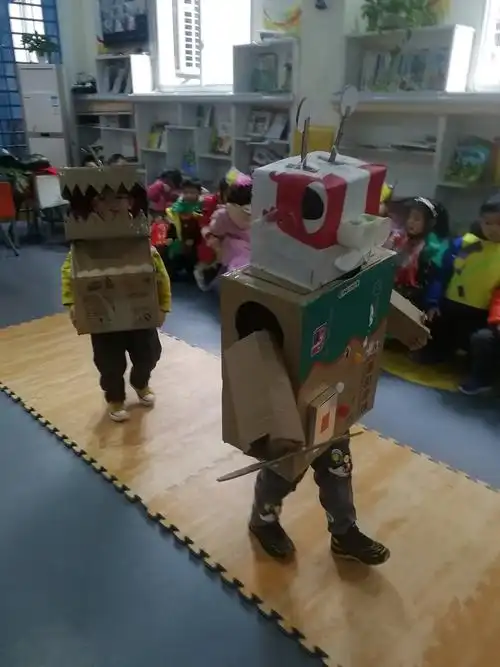 爱育幼儿园大班——迎新年环保时装秀