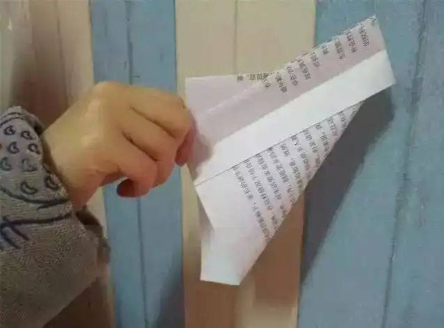 小时候将它们戴在手指上, 挠同学痒痒 女孩子觉得很好看 02 甩炮 一张