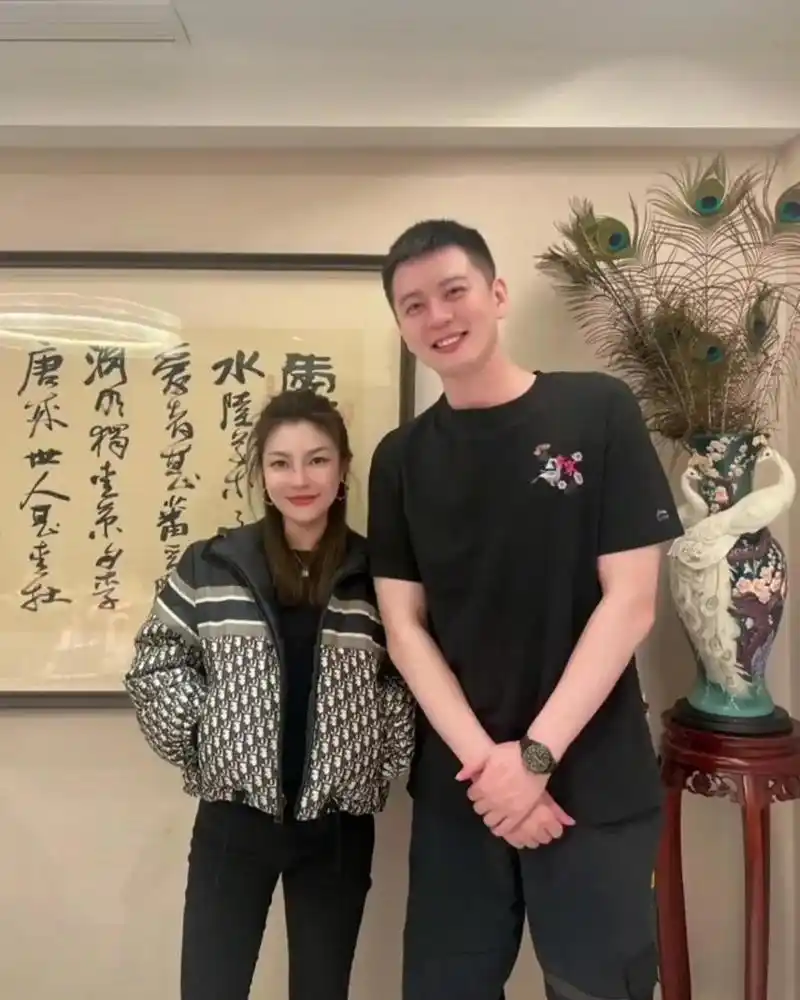 刘维伟指导妻子晒杨鸣合影,帅气十足的杨鸣,不得不说刘维伟和杨鸣的