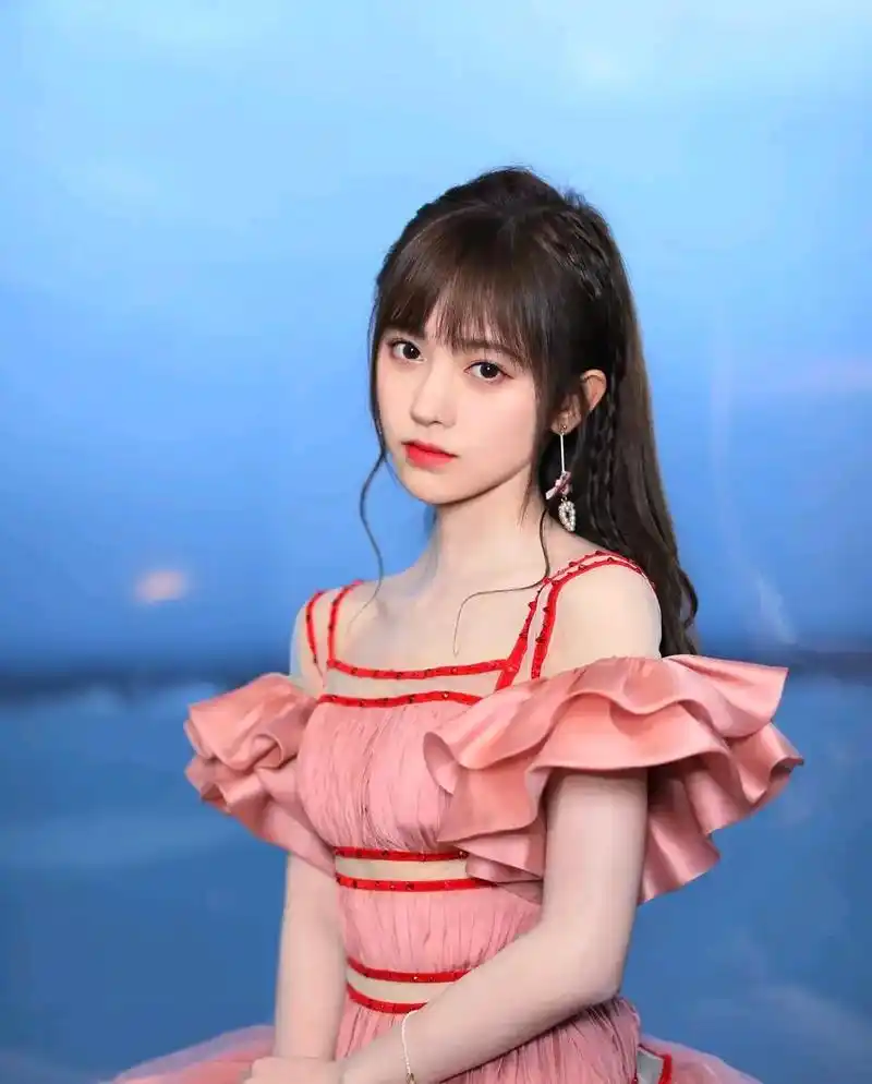 鞠婧祎一身浅蓝色连衣裙,看起来十分的优雅