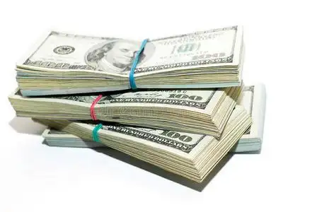 一捆捆白色背景的美元钞票照片