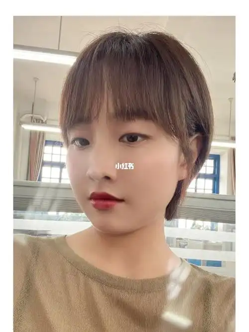 圆脸剪了短发看起来就是肉肉的,可为啥看镜子里的自己蛮顺眼,拍照就