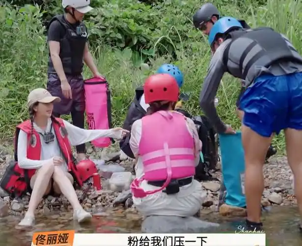 同样拥抱佟丽娅郑恺和孟鹤堂差距大已婚男人不是要有分寸感吗