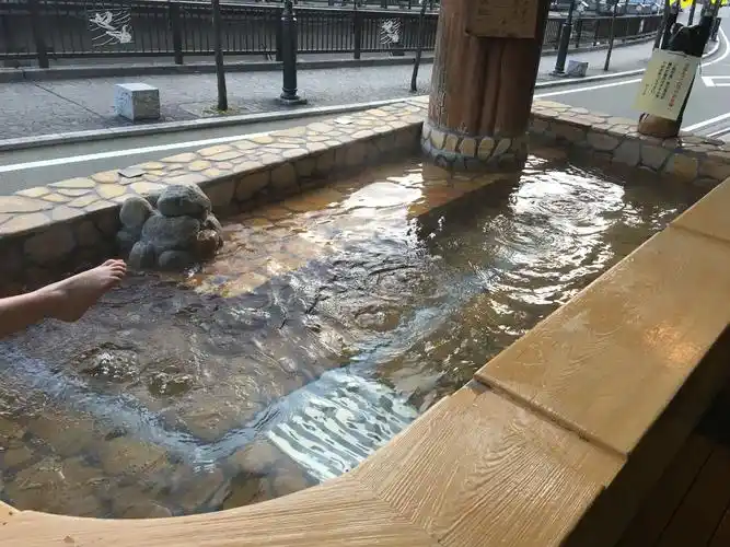 温泉乡路边很多这种足浴池,不要钱的,我一个个泡过去,赚!