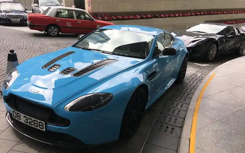 【香港街拍】香港大小v12--ferrari 812 superfast & aston-martin v