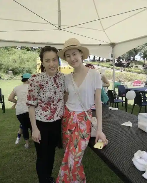 如今41岁的甘比已经有了400多亿的身家,成为香港第一女首富.