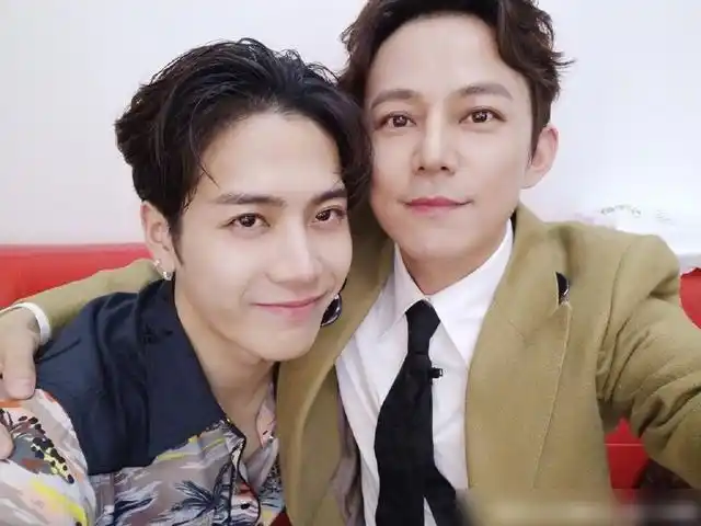 张小寒网曝何炅神秘男子牵手过马路是为了阻挡3000w的顶流瓜