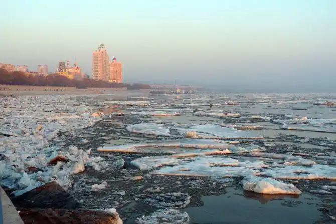 发源于大兴安岭支脉伊勒呼里山的嫩江,视为北源,两江交汇后合称松花江