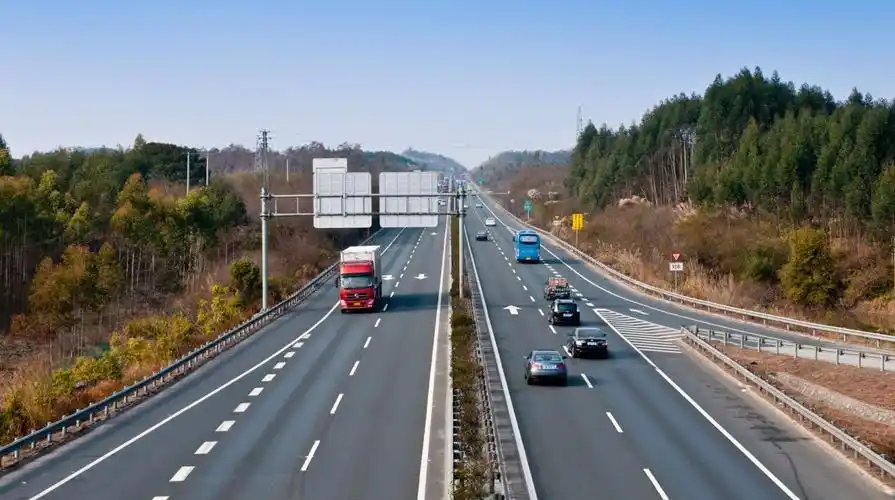 危险就在一瞬间,开车跑高速,司机须知高速路上驾驶技巧大盘点!