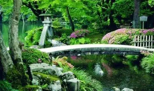 兼六园 兼六园为日本三大名园之首,园内的风景随四季的变化而变换.